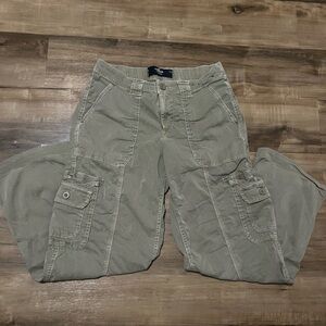 Women’s Hollister low-rise baggy cargo pants